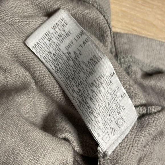 James Perse Long Sleeve Gray T Shirt. Size 1. Graphic on Back. Good condition. - Picture 7 of 7